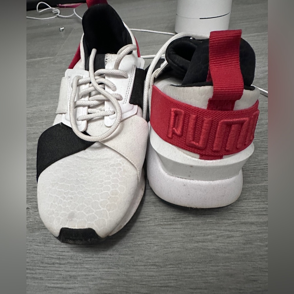 Puma sneakers women's 7.5